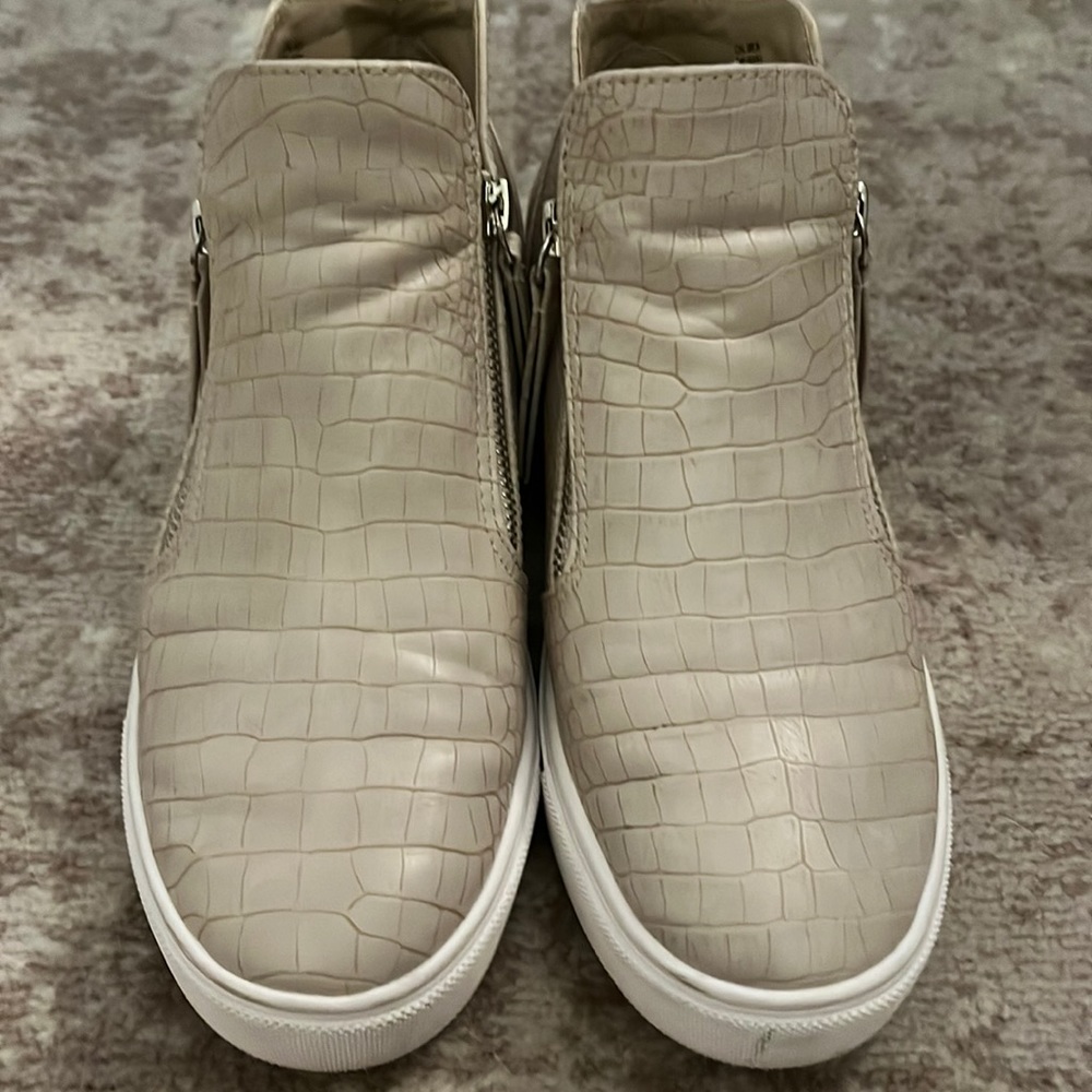 Steve madden tan snake print high top sneakers.